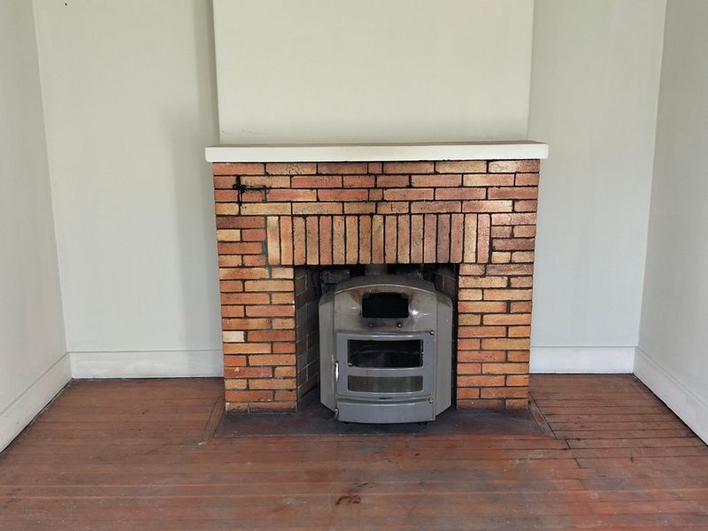 Fixer Upper 3 Bed 2 Bath House 1 Cottage Lockup Garage 495sqm For Sale in Roodepoort North. - Photo 9
