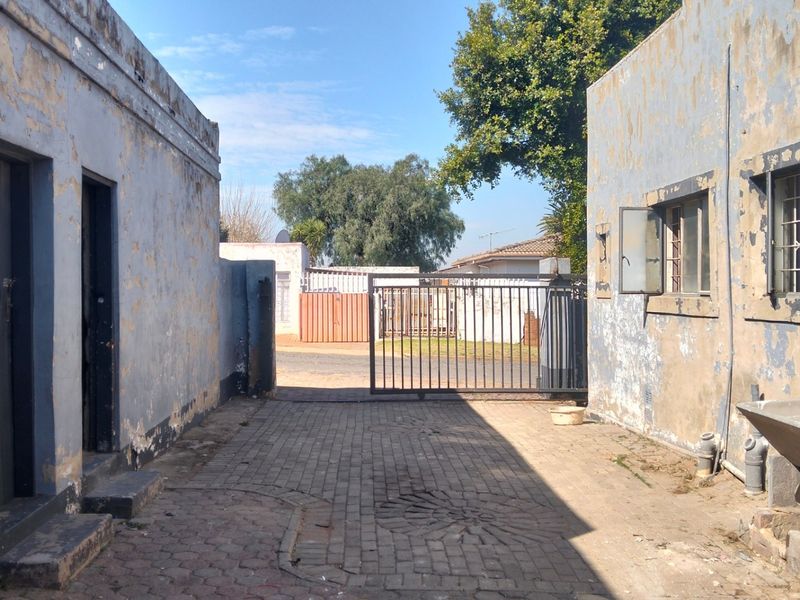 Fixer Upper 3 Bed 2 Bath House 1 Cottage Lockup Garage 495sqm For Sale in Roodepoort North. - Photo 5