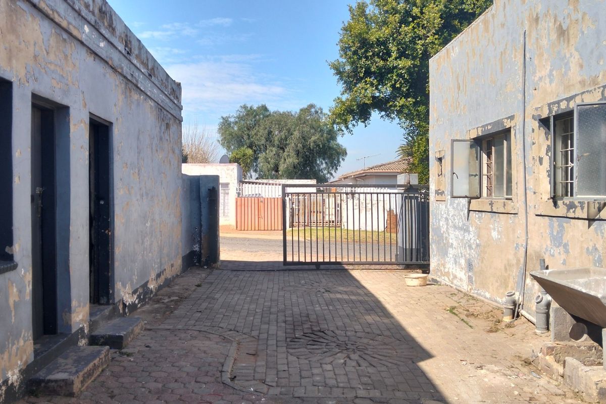 Fixer Upper 3 Bed 2 Bath House 1 Cottage Lockup Garage 495sqm For Sale in Roodepoort North. - Photo 5