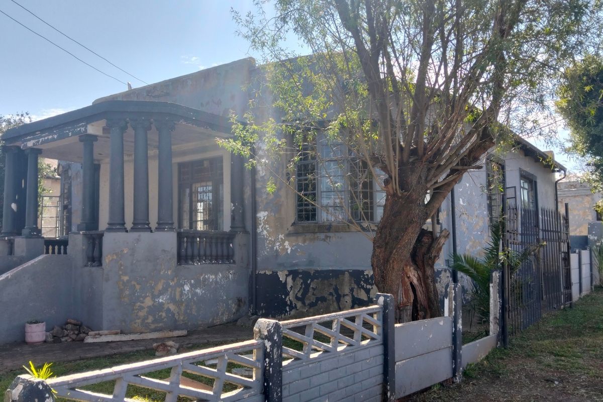 Fixer Upper 3 Bed 2 Bath House 1 Cottage Lockup Garage 495sqm For Sale in Roodepoort North. - Photo 2