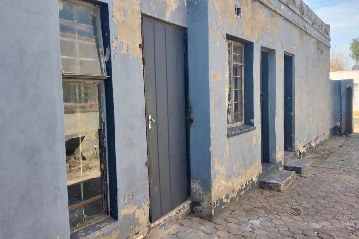 Fixer Upper 3 Bed 2 Bath House 1 Cottage Lockup Garage 495sqm For Sale in Roodepoort North. - Photo 4