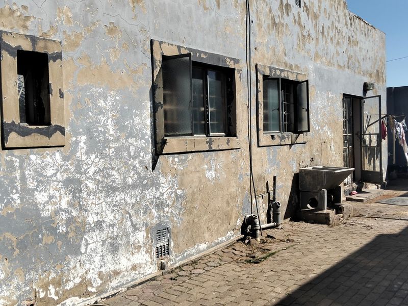 Fixer Upper 3 Bed 2 Bath House 1 Cottage Lockup Garage 495sqm For Sale in Roodepoort North. - Photo 3