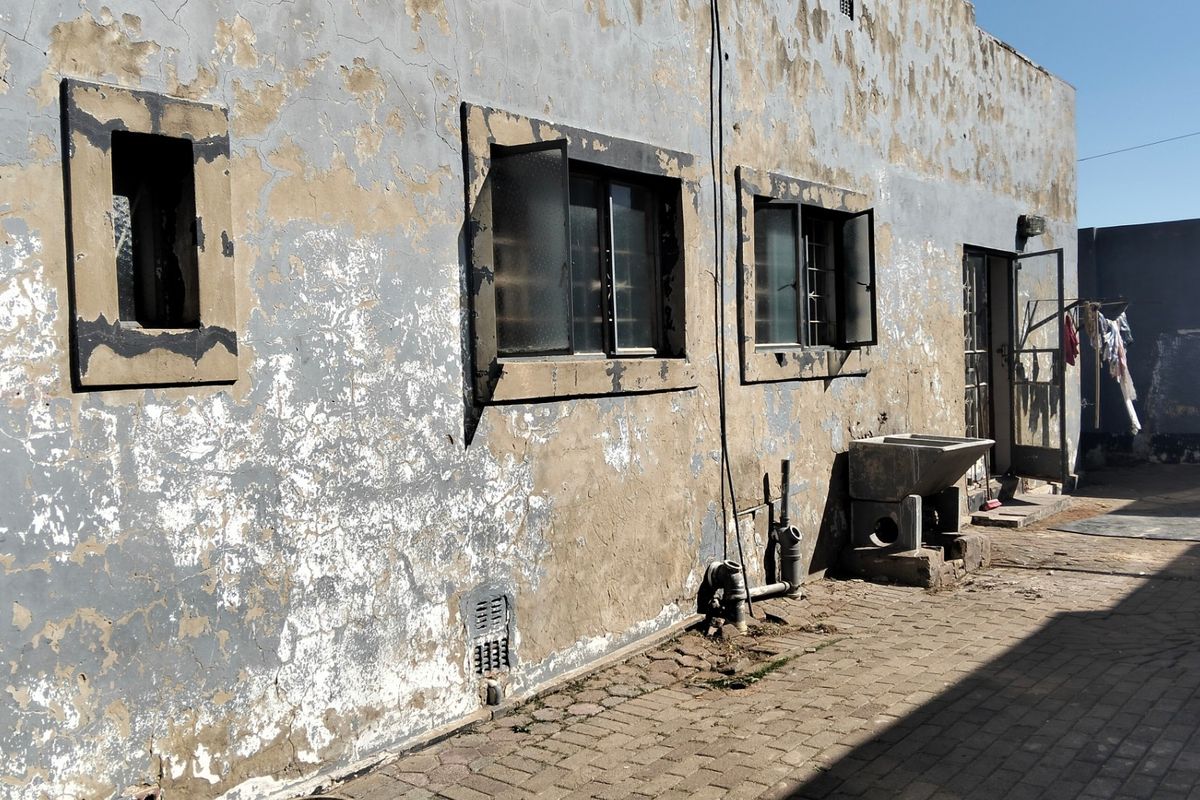 Fixer Upper 3 Bed 2 Bath House 1 Cottage Lockup Garage 495sqm For Sale in Roodepoort North. - Photo 3