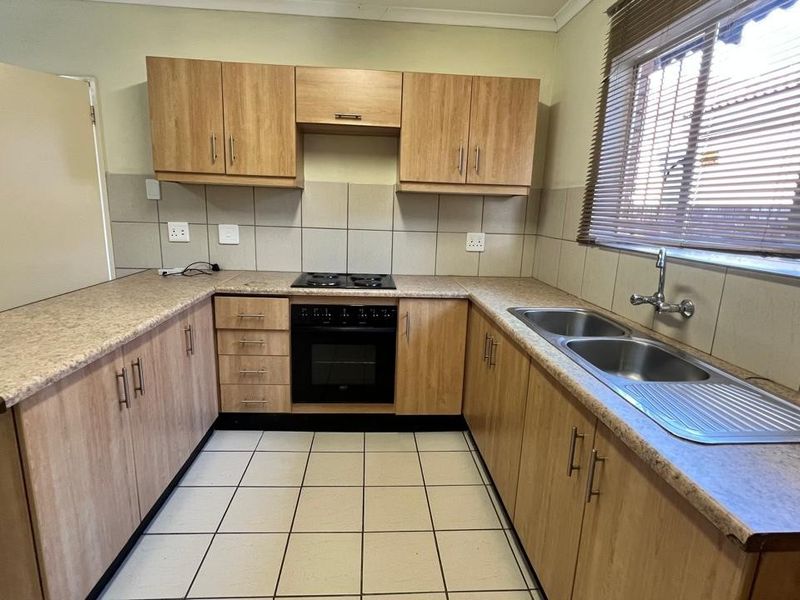 Townhouse To Rent in Bendor, Polokwane - Photo 2
