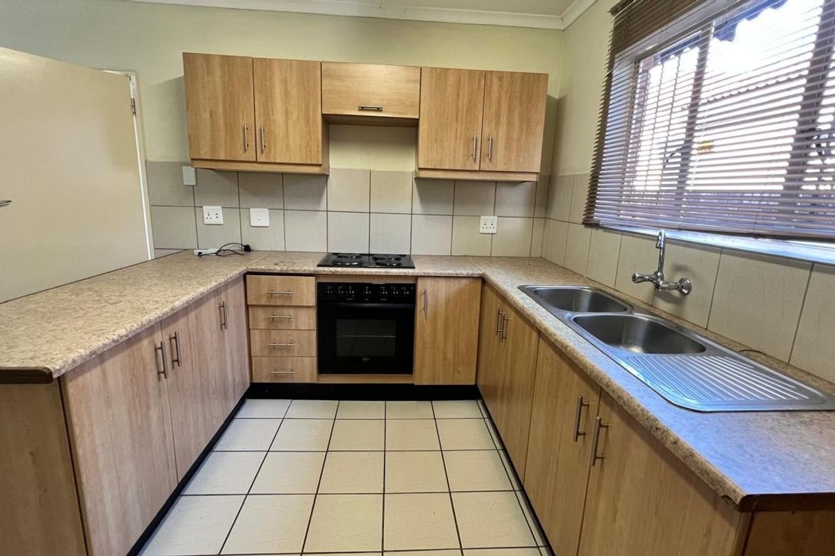 Townhouse To Rent in Bendor, Polokwane - Photo 2