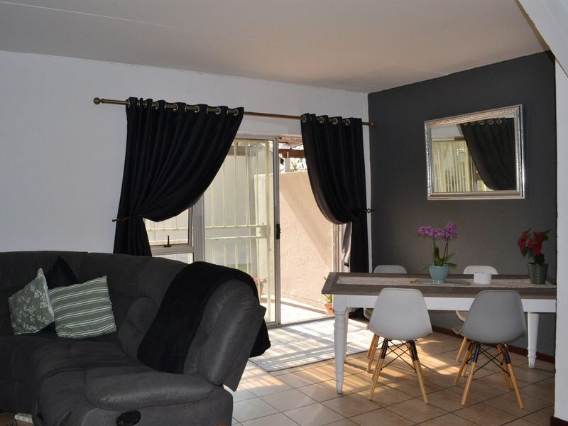 Stunning 2 Bedroom 2 Bathroom Duplex Townhouse in Aloe Place to Rent - Photo 3