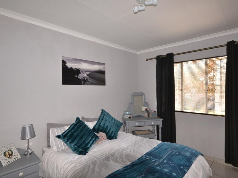 Stunning 2 Bedroom 2 Bathroom Duplex Townhouse in Aloe Place to Rent - Photo 2