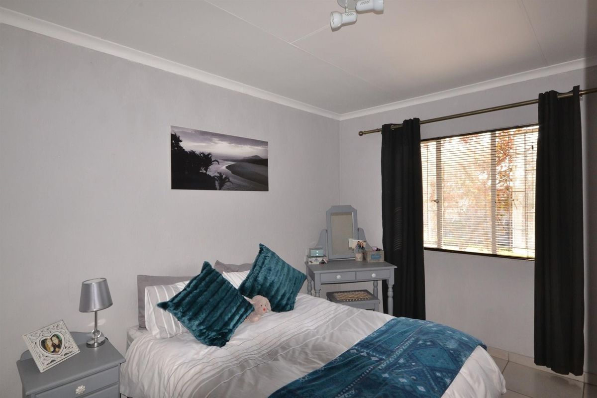 Stunning 2 Bedroom 2 Bathroom Duplex Townhouse in Aloe Place to Rent - Photo 2