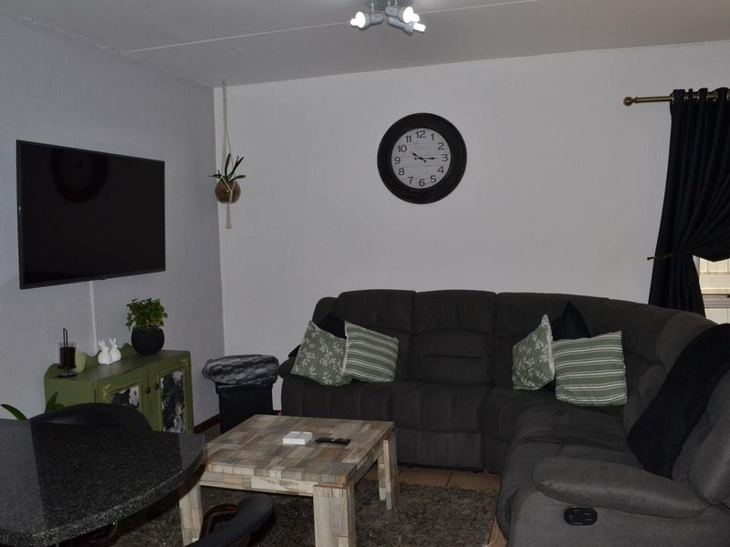 Stunning 2 Bedroom 2 Bathroom Duplex Townhouse in Aloe Place to Rent - Photo 4