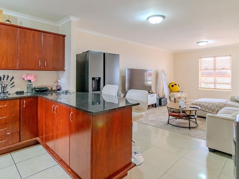 Spacious 2 Bedroom Apartment To Rent in Century City - Photo 1