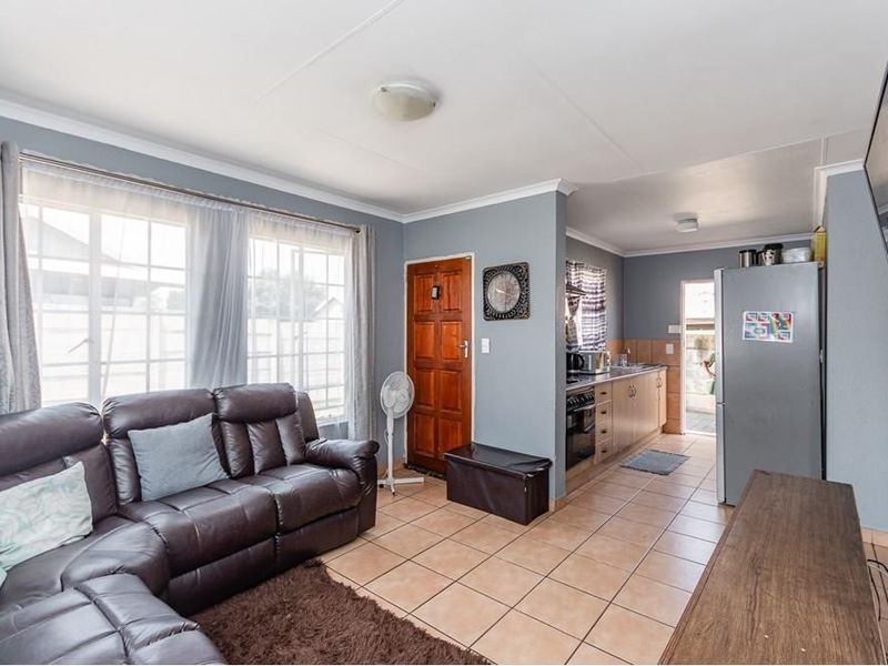Exclusive 3-Bedroom Cluster Home in Secure Estate | Ideal for Professionals - Photo 6