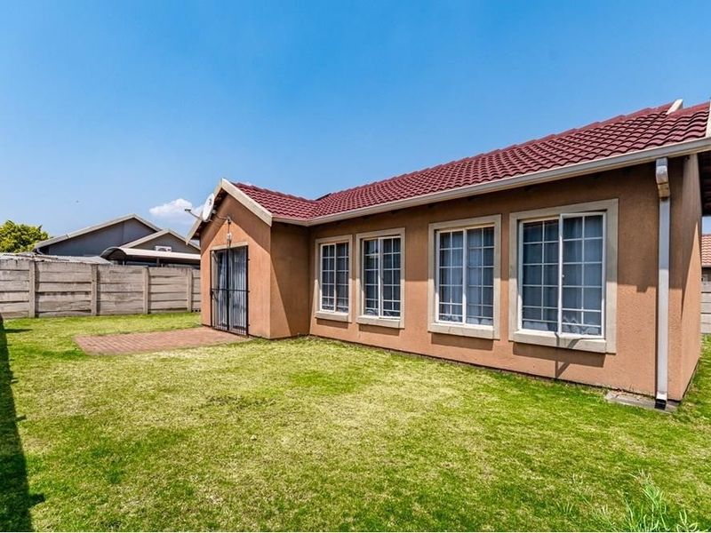 Exclusive 3-Bedroom Cluster Home in Secure Estate | Ideal for Professionals - Photo 1