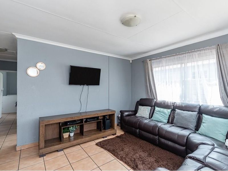 Exclusive 3-Bedroom Cluster Home in Secure Estate | Ideal for Professionals - Photo 8