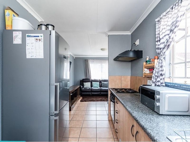 Exclusive 3-Bedroom Cluster Home in Secure Estate | Ideal for Professionals - Photo 4