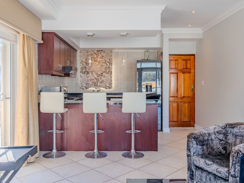 Luxury Waterfront Living - Spacious 3 Bedroom Apartment with Study in Prestigious Tyger Waterfront - Photo 9