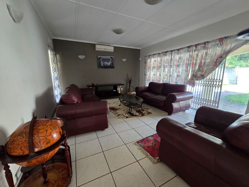 Loads of possibilities in this Meerensee home - Photo 3