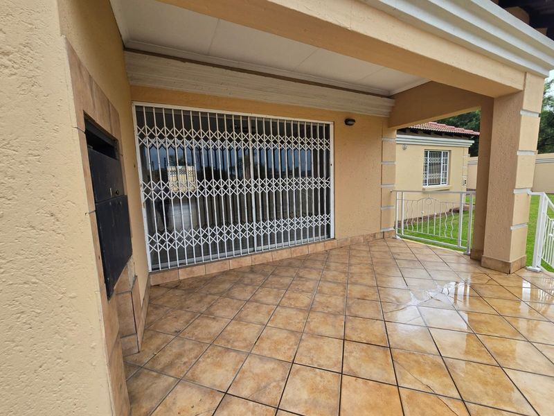 Stylish Family Living with Extra Space, Pet-Friendly Garden and Built-In Braai - Photo 4