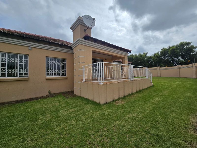 Stylish Family Living with Extra Space, Pet-Friendly Garden and Built-In Braai - Photo 3