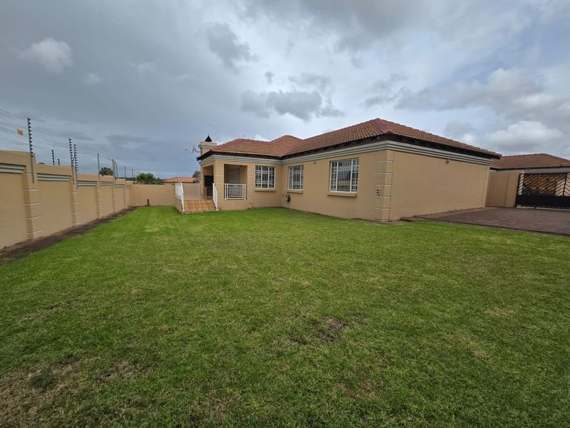 Stylish Family Living with Extra Space, Pet-Friendly Garden and Built-In Braai - Photo 2