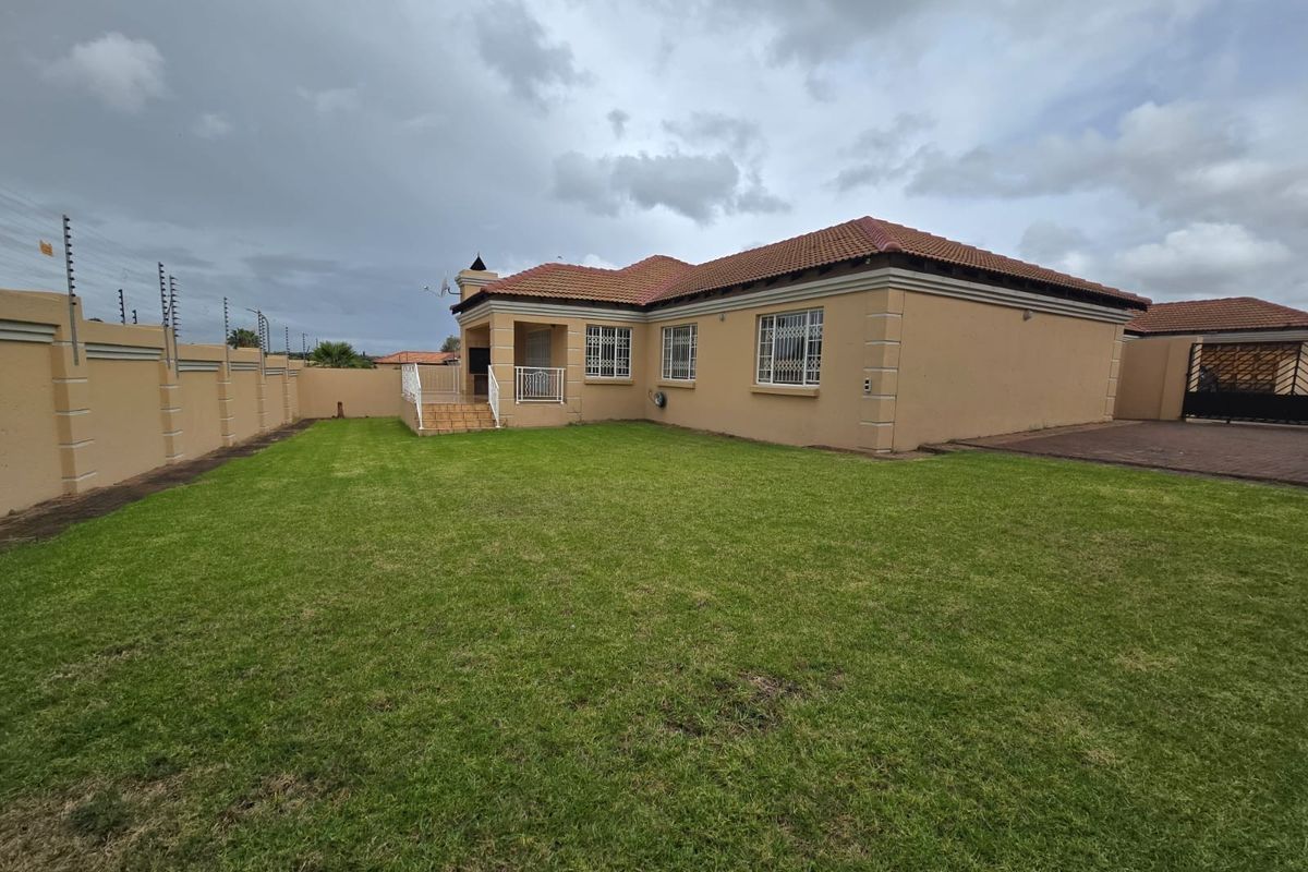 Stylish Family Living with Extra Space, Pet-Friendly Garden and Built-In Braai - Photo 2