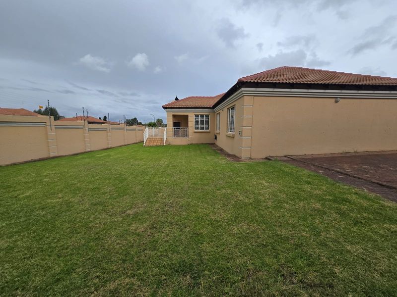 Stylish Family Living with Extra Space, Pet-Friendly Garden and Built-In Braai - Photo 5