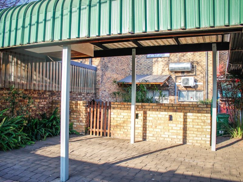 Comfortable Townhouse Rental in a Secure Complex - Photo 1