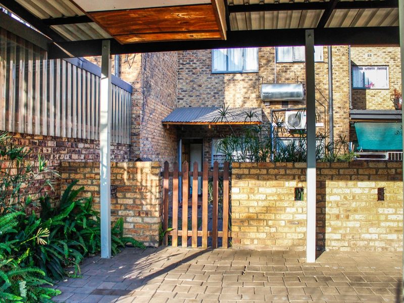 Comfortable Townhouse Rental in a Secure Complex - Photo 2