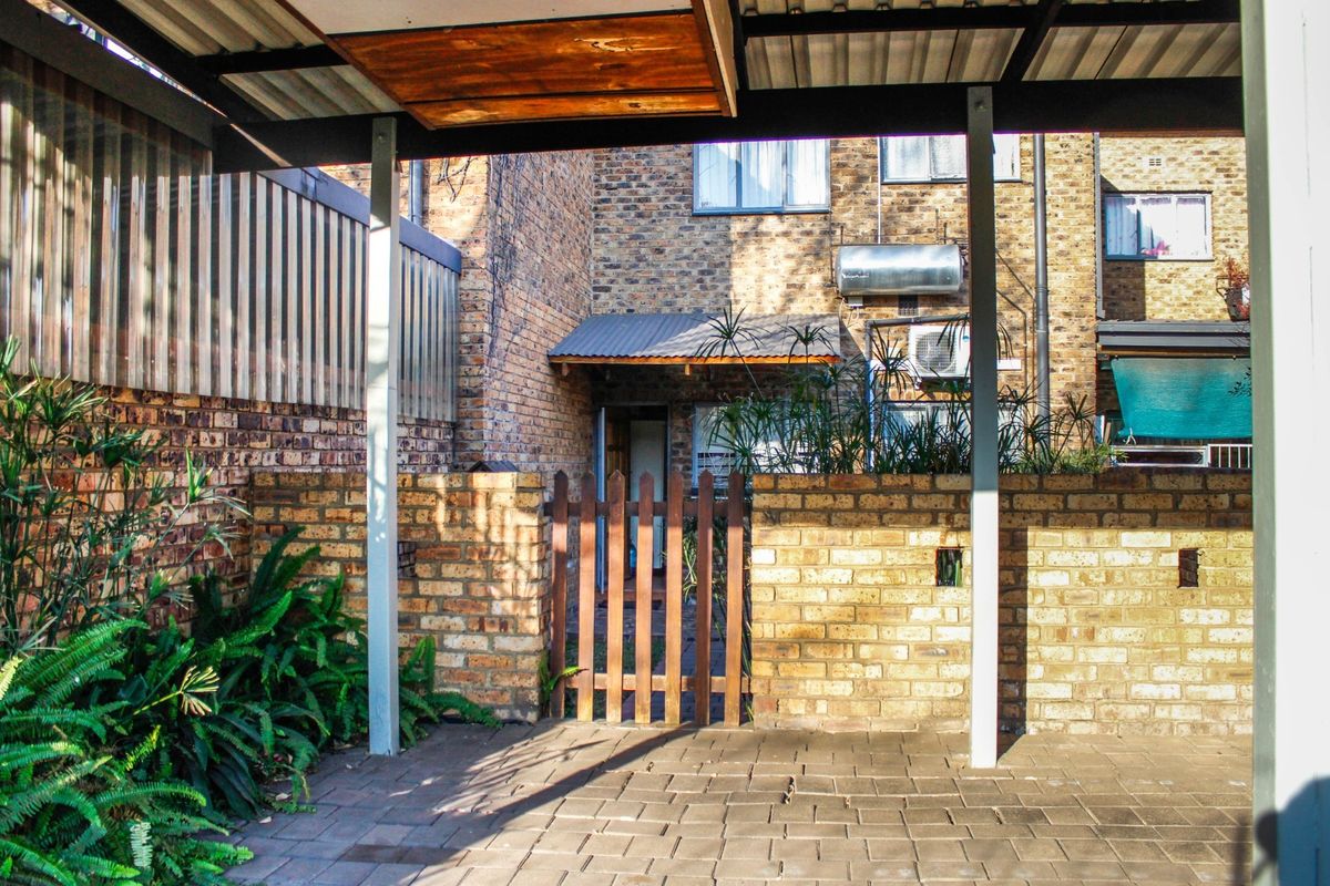 Comfortable Townhouse Rental in a Secure Complex - Photo 2