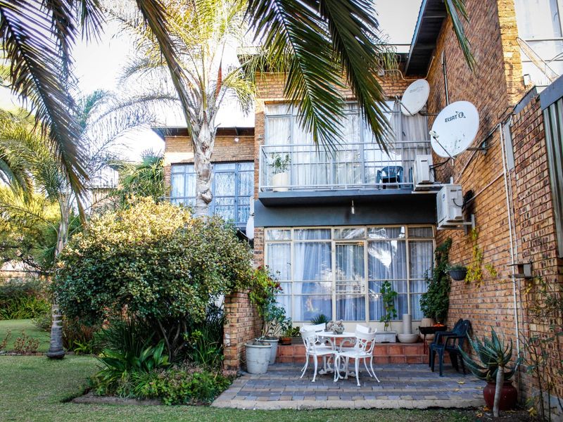 Comfortable Townhouse Rental in a Secure Complex - Photo 8