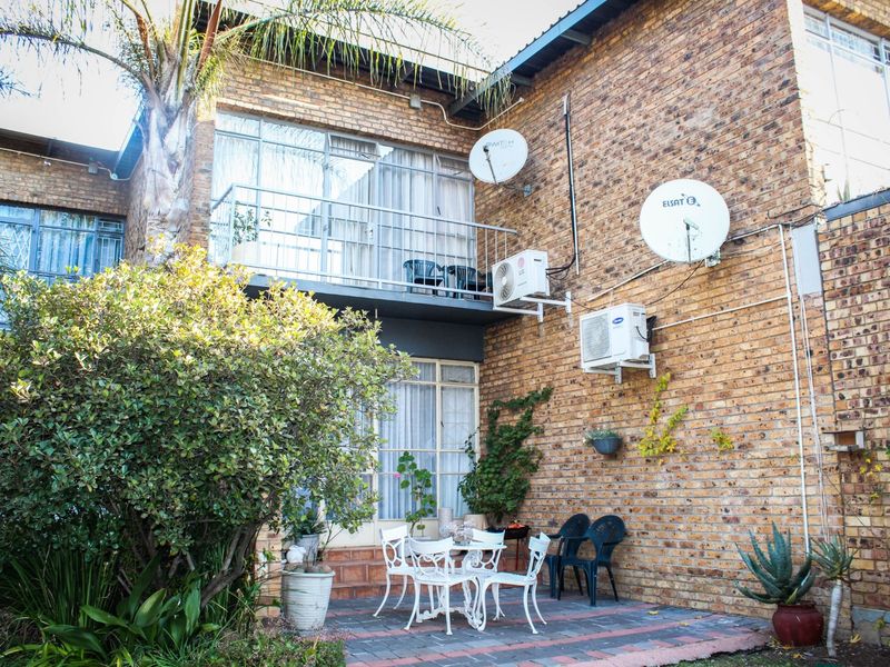 Comfortable Townhouse Rental in a Secure Complex - Photo 7
