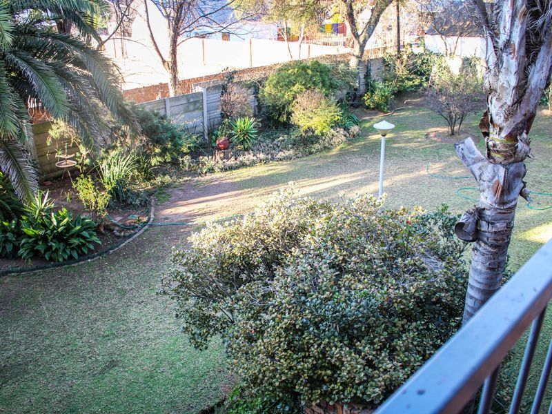 Comfortable Townhouse Rental in a Secure Complex - Photo 6