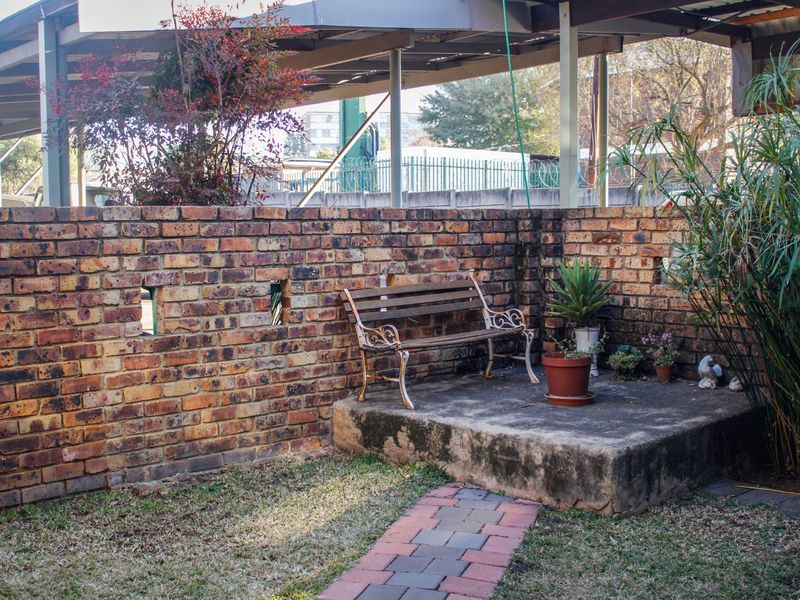 Comfortable Townhouse Rental in a Secure Complex - Photo 4