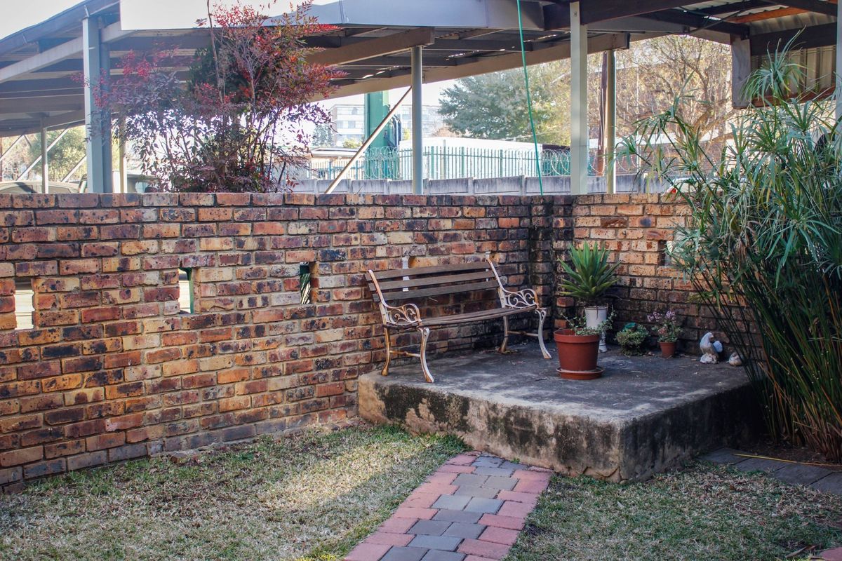 Comfortable Townhouse Rental in a Secure Complex - Photo 4