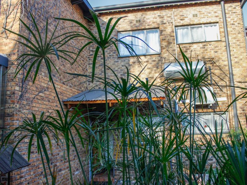 Comfortable Townhouse Rental in a Secure Complex - Photo 3