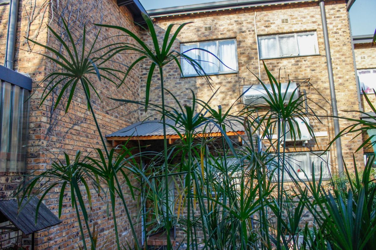 Comfortable Townhouse Rental in a Secure Complex - Photo 3