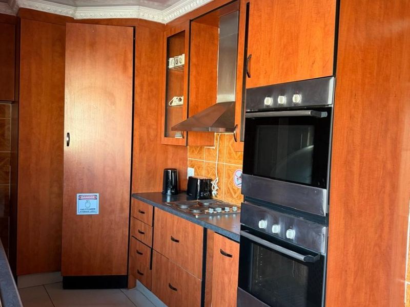 Fully furnished Cottage To Rent in Noordwyk, Midrand - Photo 4