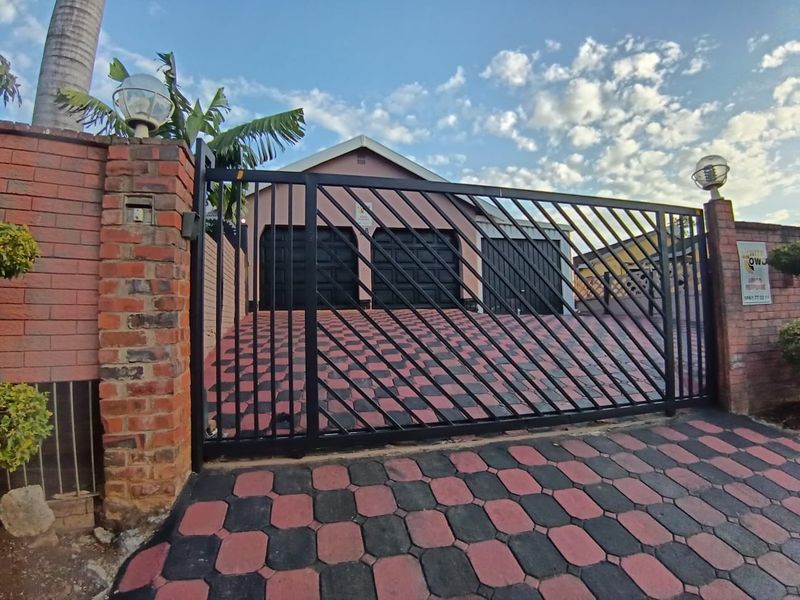 Beautiful 4-Bedroom House For Sale in Grantham Park, Empangeni, KwaZulu Natal - Photo 1