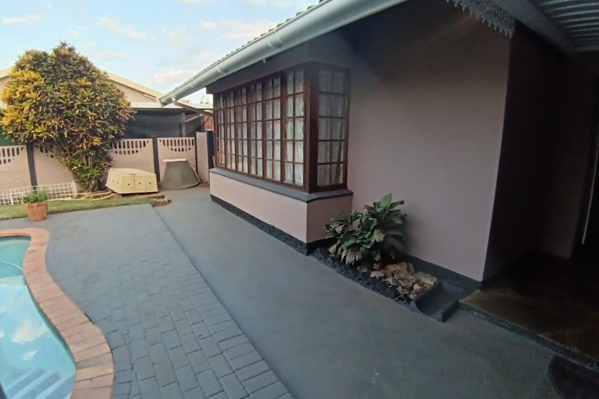 Beautiful 4-Bedroom House For Sale in Grantham Park, Empangeni, KwaZulu Natal - Photo 4