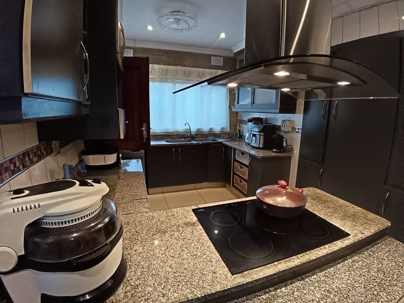 Beautiful 4-Bedroom House For Sale in Grantham Park, Empangeni, KwaZulu Natal - Photo 10