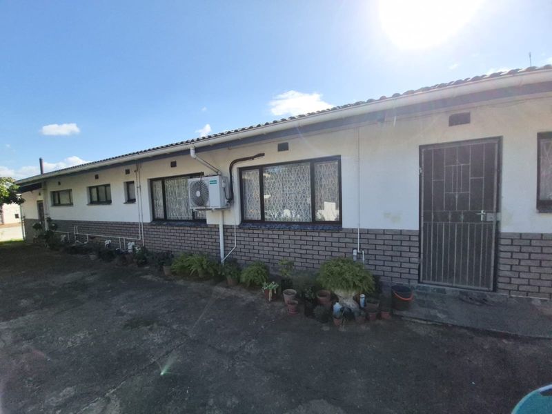 SPACIOUS SECURE FAMILY HOME CLOSE TO AMENITIES - Photo 2