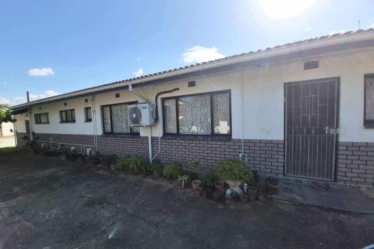 SPACIOUS SECURE FAMILY HOME CLOSE TO AMENITIES - Photo 2