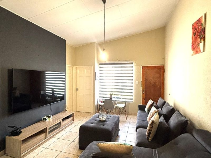 House For Sale in Ridgeway B, Johannesburg - Photo 8