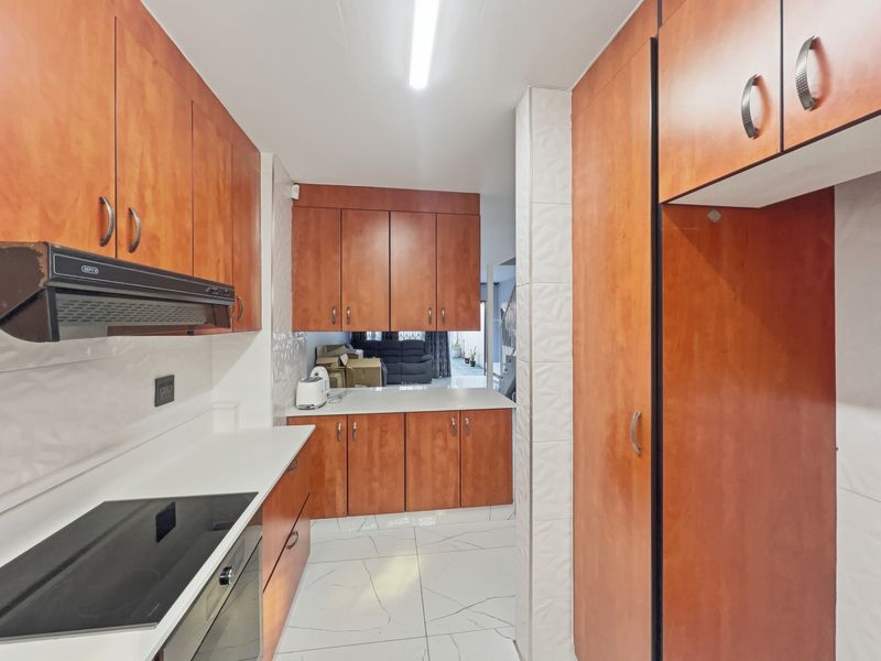 3 Bedroom Townhouse For Sale in Bluff, Durban, KwaZulu-Natal - Photo 7