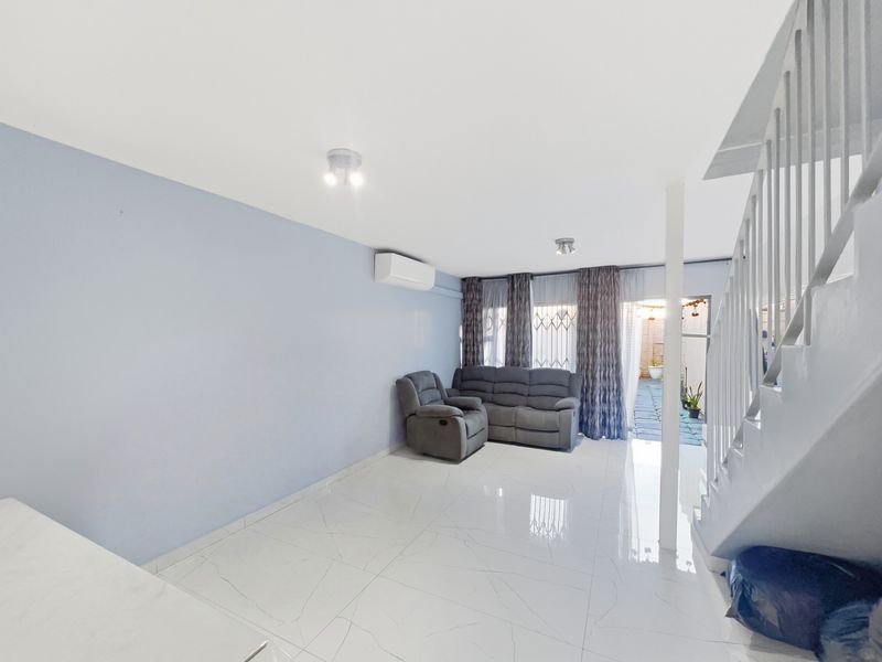 3 Bedroom Townhouse For Sale in Bluff, Durban, KwaZulu-Natal - Photo 3