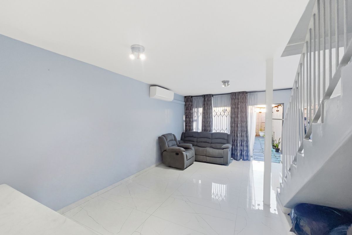 3 Bedroom Townhouse For Sale in Bluff, Durban, KwaZulu-Natal - Photo 3