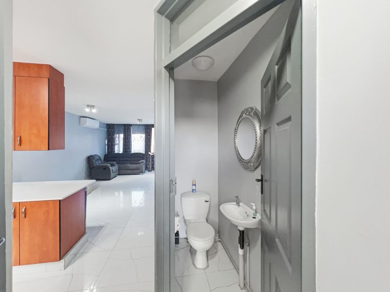 3 Bedroom Townhouse For Sale in Bluff, Durban, KwaZulu-Natal - Photo 4