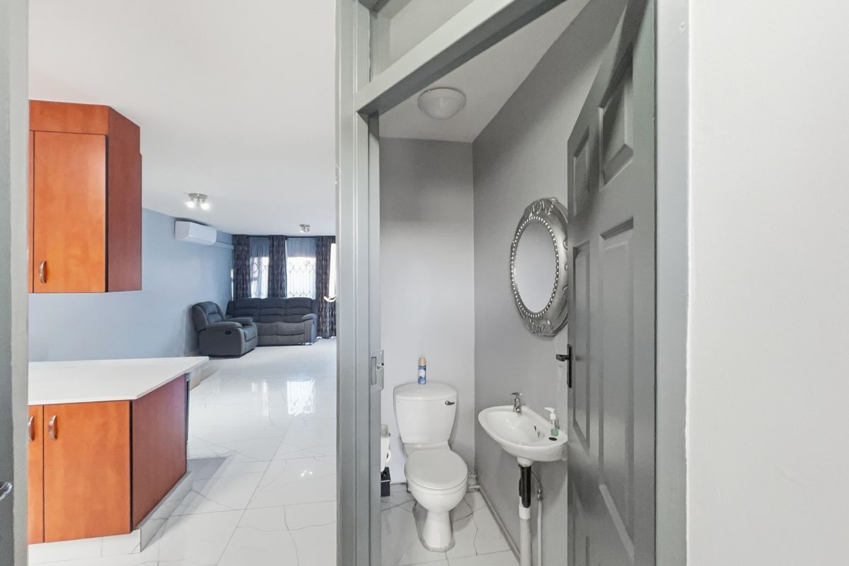 3 Bedroom Townhouse For Sale in Bluff, Durban, KwaZulu-Natal - Photo 4