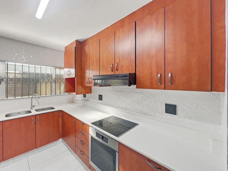 3 Bedroom Townhouse For Sale in Bluff, Durban, KwaZulu-Natal - Photo 5