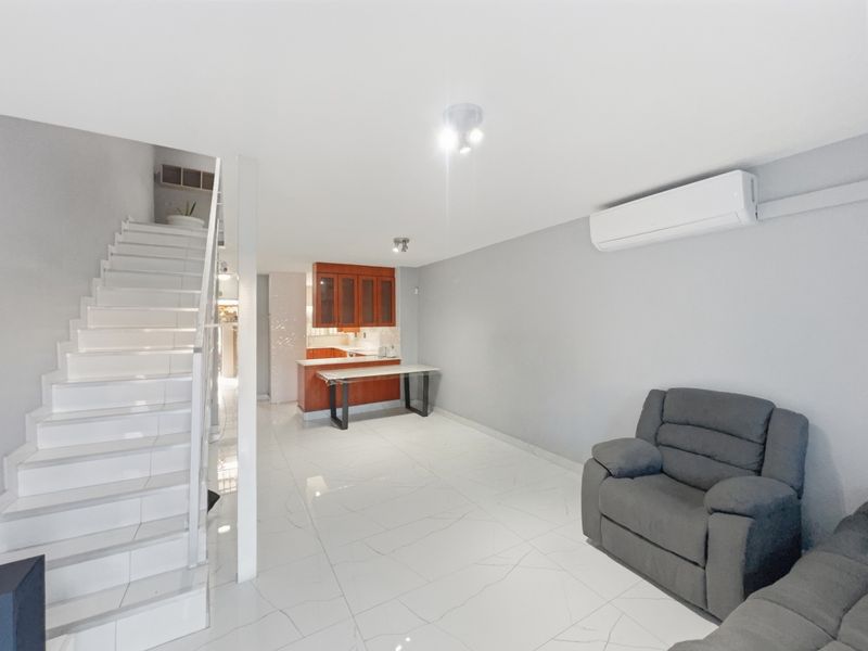 3 Bedroom Townhouse For Sale in Bluff, Durban, KwaZulu-Natal - Photo 2