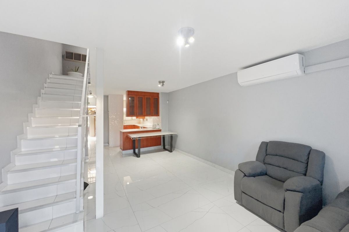 3 Bedroom Townhouse For Sale in Bluff, Durban, KwaZulu-Natal - Photo 2